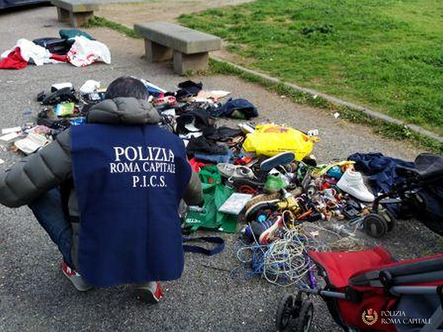 Degrado e abusivi, la polizia locale interviene in via Carlo Felice