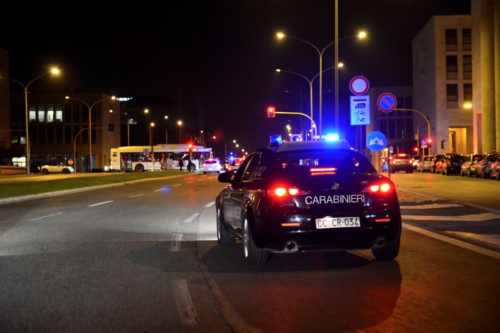 Controlli dei Carabinieri auto notte movida